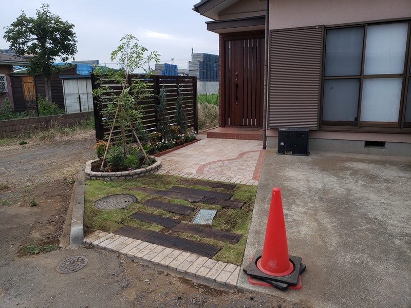 朝霞市　外構リフォーム、レンガと芝生を組み合わせアプローチ工事