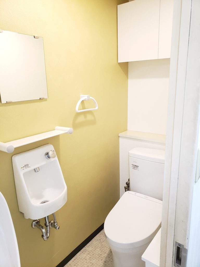 朝霞市　トイレと手洗い場をリフォーム、収納棚も設置ですっきり明るいトイレに
